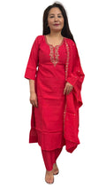In a graceful shade of amaranth,enhanced with delicate gold work,this reflects the romance of a rose and the richness of wine.Sophesticated and effortlessly charming. £21.99